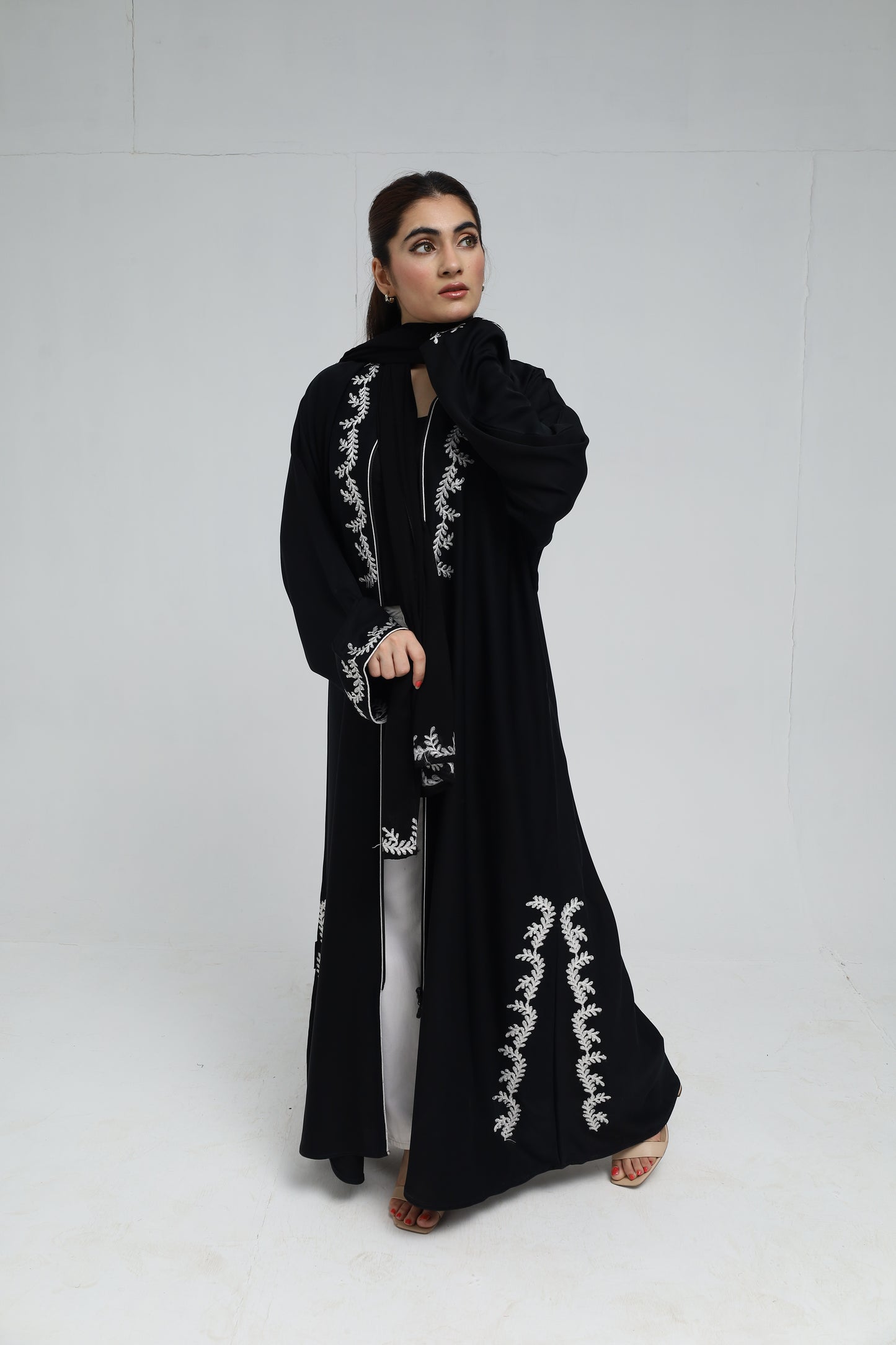 Zayna – The White Crest