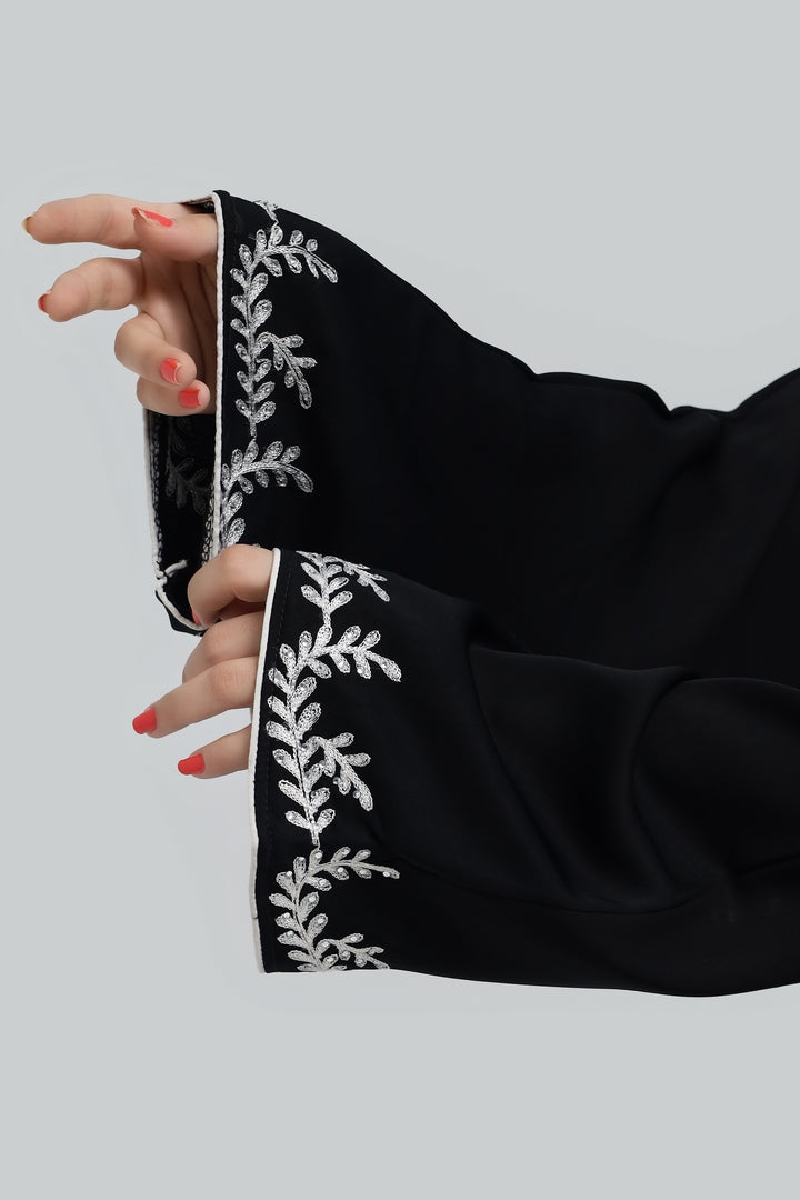 Zayna – The White Crest